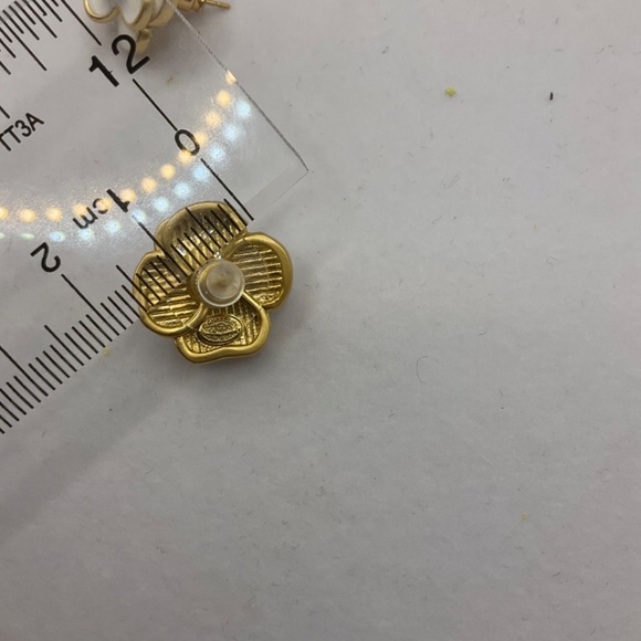 Camelia flower earrings - Picture 5 of 6